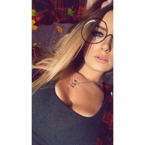 Meet your Posher, Caitlin